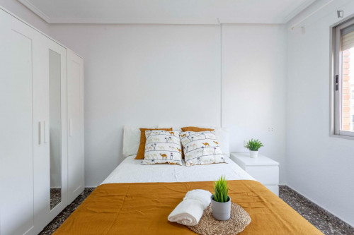 Sunny double bedroom in a 5-Bedroom apartment, close to Safranar metro station  - Gallery -  5