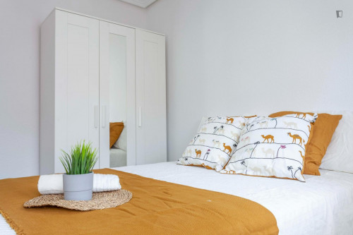 Sunny double bedroom in a 5-Bedroom apartment, close to Safranar metro station