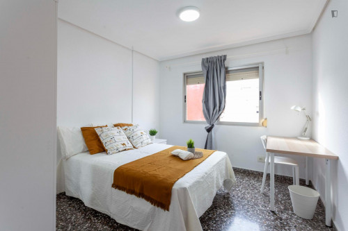 Sunny double bedroom in a 5-Bedroom apartment, close to Safranar metro station