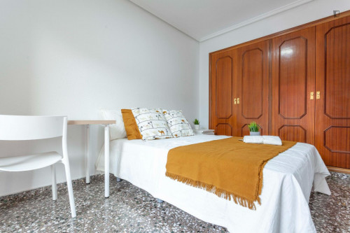 Bright double bedroom with balcony, in a 5-Bedroom apartment close to Patraix metro station