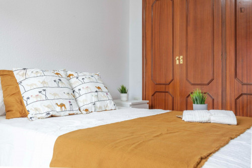 Bright double bedroom with balcony, in a 5-Bedroom apartment close to Patraix metro station