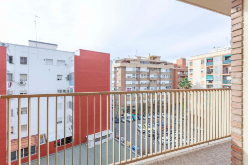 Bright double bedroom with balcony, in a 5-Bedroom apartment close to Patraix metro station  - Gallery -  5