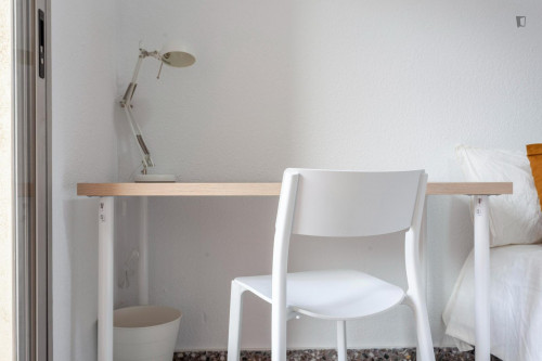 Bright double bedroom with balcony, in a 5-Bedroom apartment close to Patraix metro station