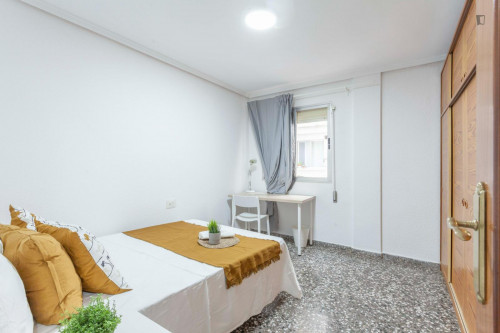 Cosy double bedroom in a 5-Bedroom apartment, in Patraix
