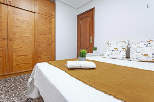 Cosy double bedroom in a 5-Bedroom apartment, in Patraix