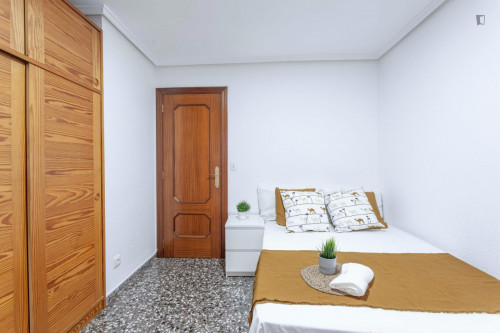 Cosy double bedroom in a 5-Bedroom apartment, in Patraix
