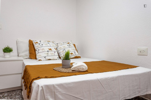 Cosy double bedroom in a 5-Bedroom apartment, in Patraix