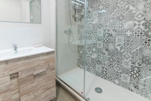 Double bedroom in a 6-bedroom flat, in Pacifico - Gallery - 10