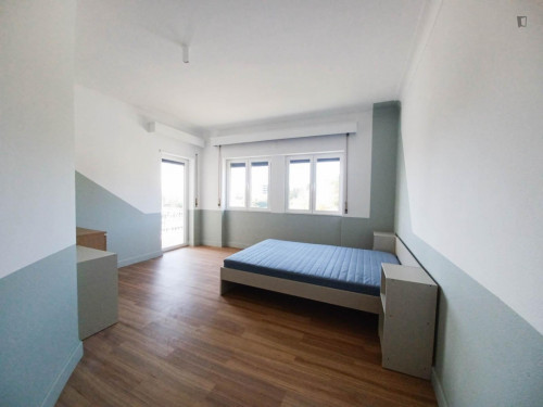 Spacious double bedroom, with balcony, close to Universidade do Minho - Campus de Azurém