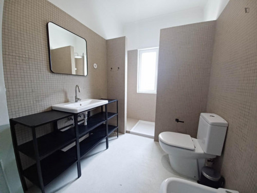 Spacious double bedroom, with balcony, close to Universidade do Minho - Campus de Azurém