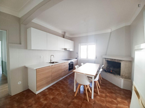 Spacious double bedroom, with balcony, close to Universidade do Minho - Campus de Azurém