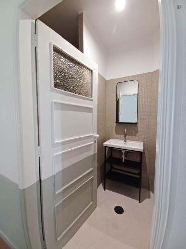 Spacious double bedroom, with balcony, close to Universidade do Minho - Campus de Azurém