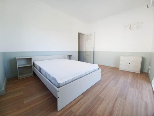 Sunny double bedroom next to Universidade do Minho - Campus de Azurém