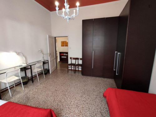 Bed in bright twin bedroom near Parco di Villa Strozzi - Gallery - 3