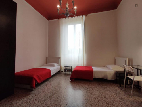 Bed in bright twin bedroom near Parco di Villa Strozzi - Gallery - 4