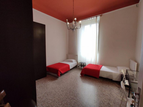 Bed in bright twin bedroom near Parco di Villa Strozzi - Gallery - 6