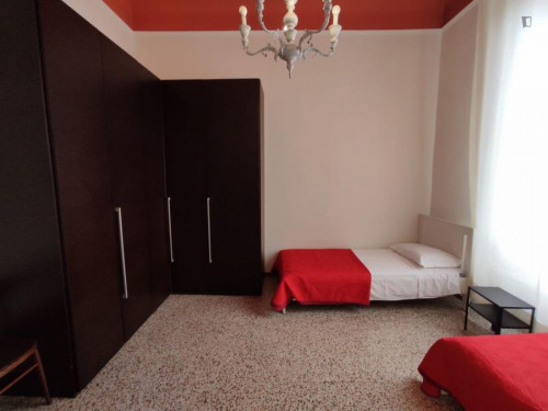 Bed in bright twin bedroom near Parco di Villa Strozzi - Gallery - 7