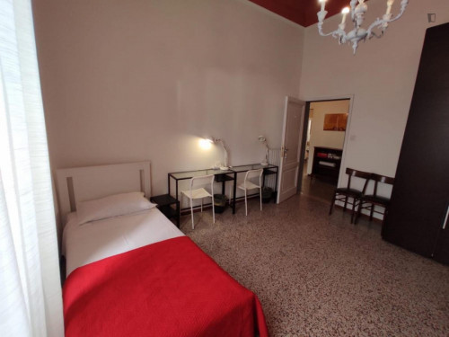 Bed in bright twin bedroom near Parco di Villa Strozzi - Gallery - 5