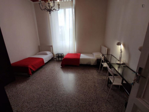 Bed in bright twin bedroom near Parco di Villa Strozzi - Gallery - 2