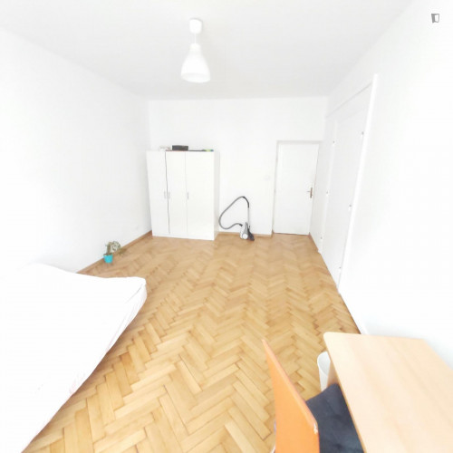 Big double bedroom in a 3-Bedroom apartment, next to Jewish Quarter
