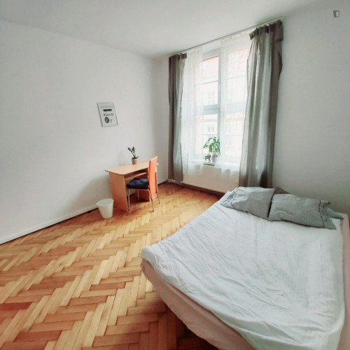 Big double bedroom in a 3-Bedroom apartment, next to Jewish Quarter