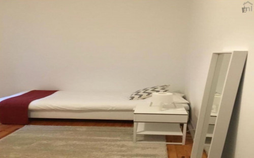 Comfortable double bedroom in a 6-bedroom apartment near metro station