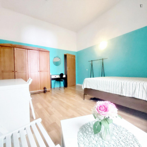 Comfy double bedroom in a 4-Bedroom apartment right next to the Main Square