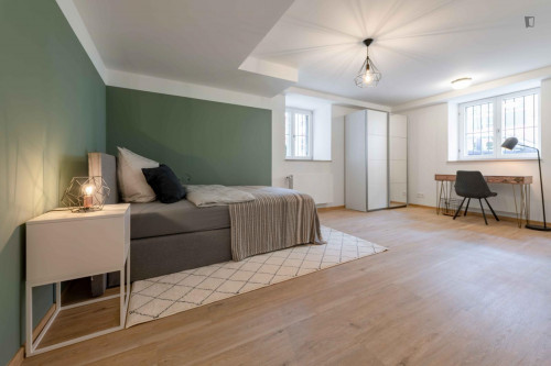 Spacious double bedroom in Frankfurt