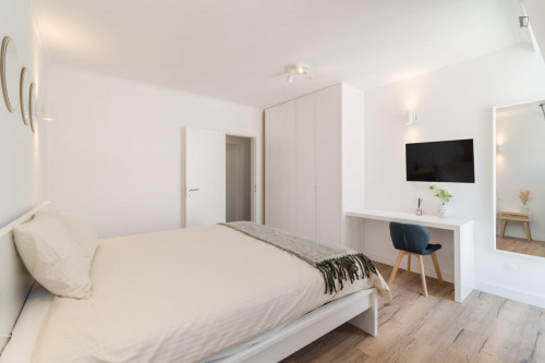 Inviting double bedroom in a 6-bedroom apartment near Arroios metro station