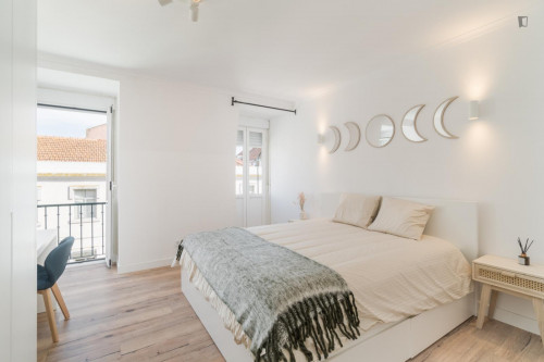 Inviting double bedroom in a 6-bedroom apartment near Arroios metro station