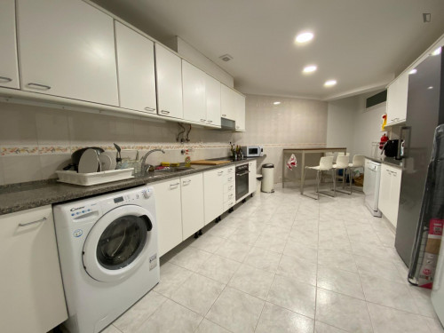 Inviting double bedroom in a 6-bedroom apartment near Arroios metro station
