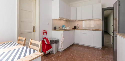 Comfy single bedroom in a 7-bedroom apartment near Intendente metro station