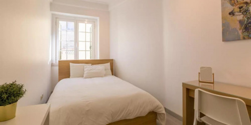 Comfy single bedroom in a 7-bedroom apartment near Intendente metro station