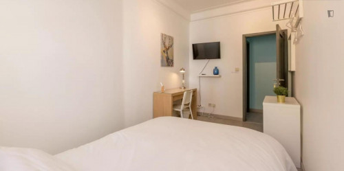 Comfy single bedroom in a 7-bedroom apartment near Intendente metro station