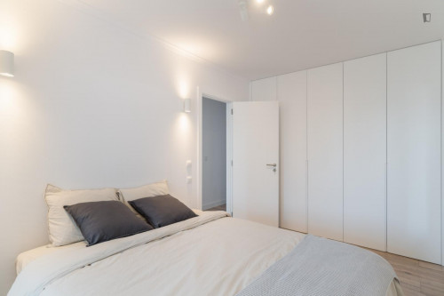Comfy double bedroom in a 6-bedroom apartment near Arroios metro station