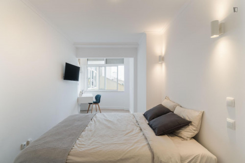Comfy double bedroom in a 6-bedroom apartment near Arroios metro station
