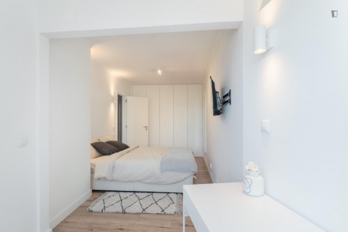 Comfy double bedroom in a 6-bedroom apartment near Arroios metro station