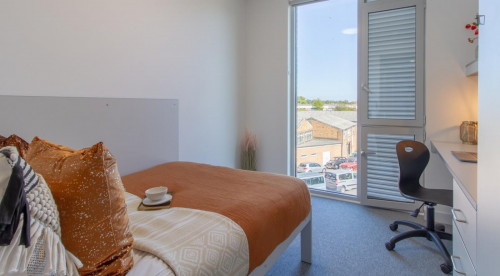 Lovely double ensuite bedroom in a residence, close to Leamington Spa train station