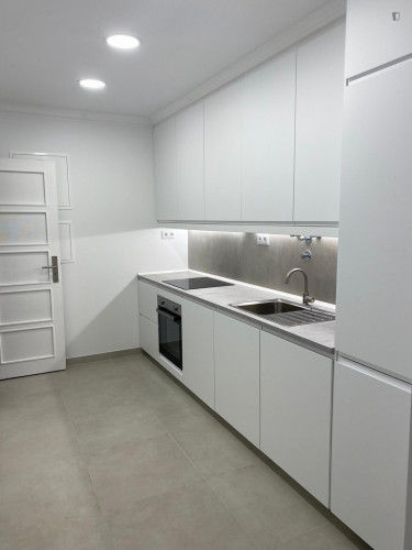 Comfy single bedroom near the Anjos metro - Gallery - 9