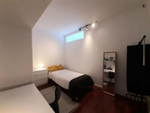 Comfy single bedroom near the Anjos metro