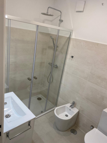 Comfy single bedroom near the Anjos metro - Gallery - 13