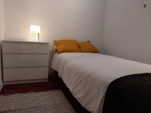 Comfy single bedroom near the Anjos metro
