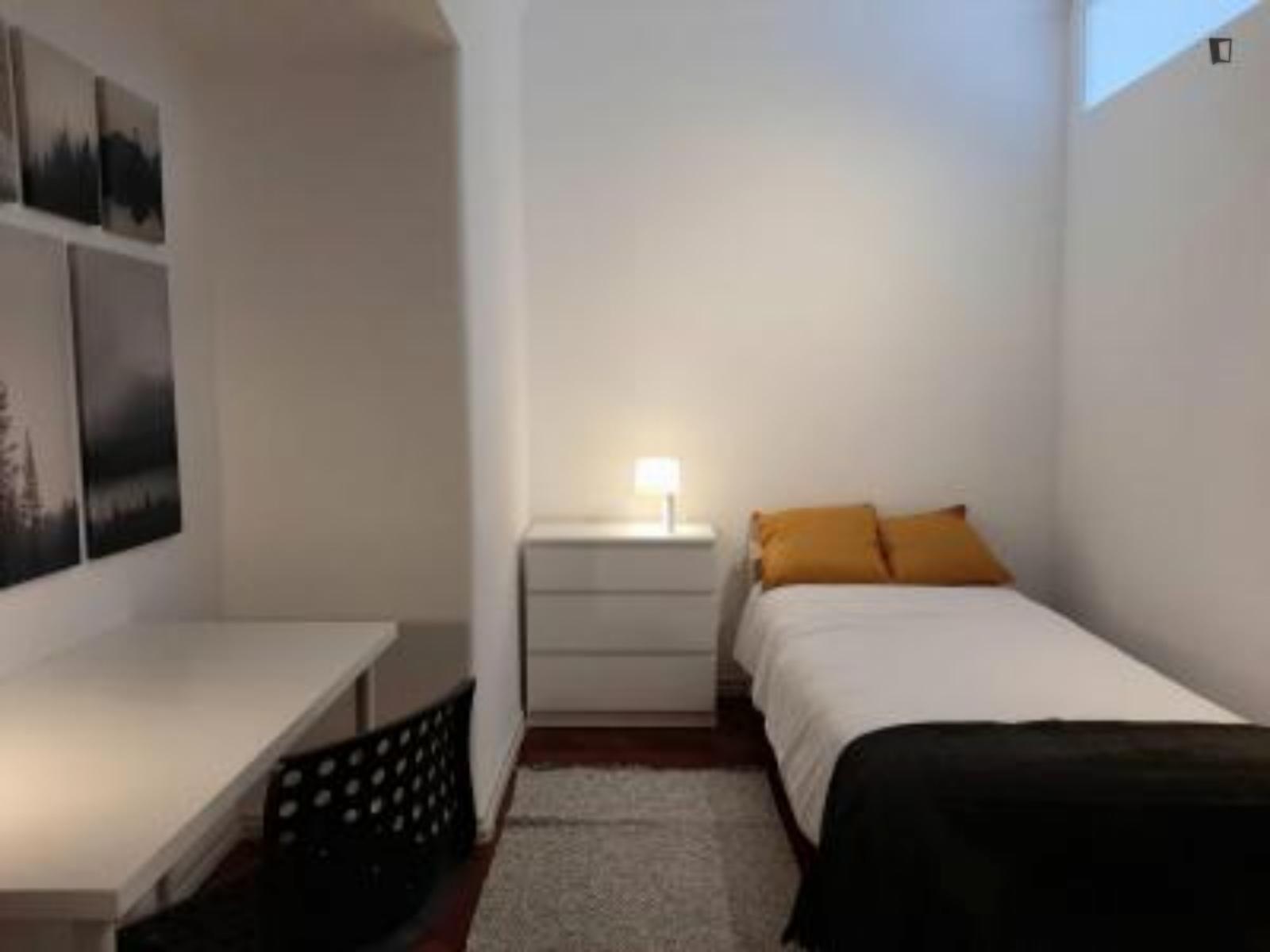 Comfy Single Bedroom Near The Anjos Metro - 1