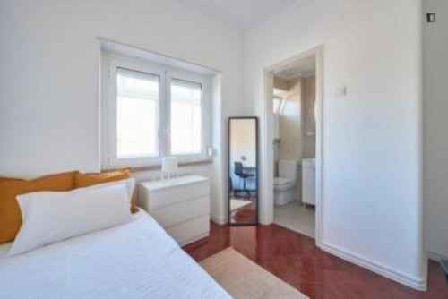 Pleasant double bedroom in trendy Arroios