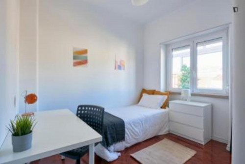 Pleasant double bedroom in trendy Arroios - Gallery - 5