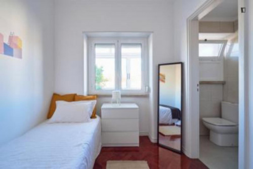 Pleasant double bedroom in trendy Arroios