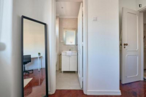 Pleasant double bedroom in trendy Arroios - Gallery - 6