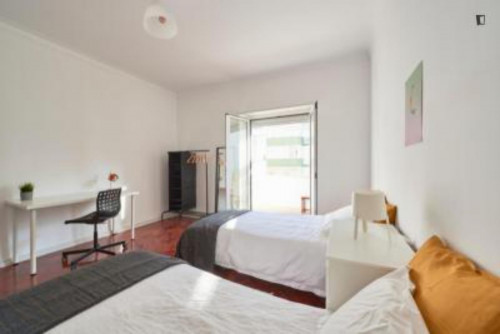 Amazing double bedroom in popular Arroios