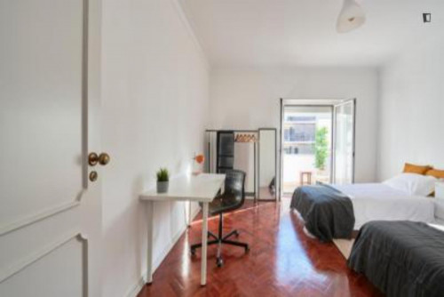 Amazing double bedroom in popular Arroios