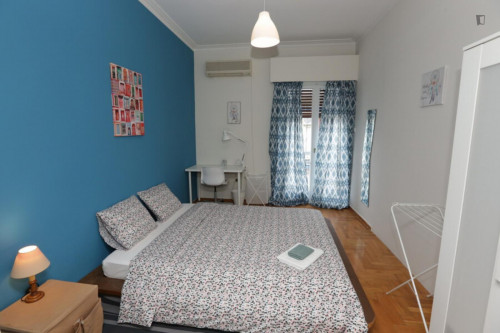 Cosy double bedroom with balcony in a 3-Bedroom apartment, in the heart of Pangarti